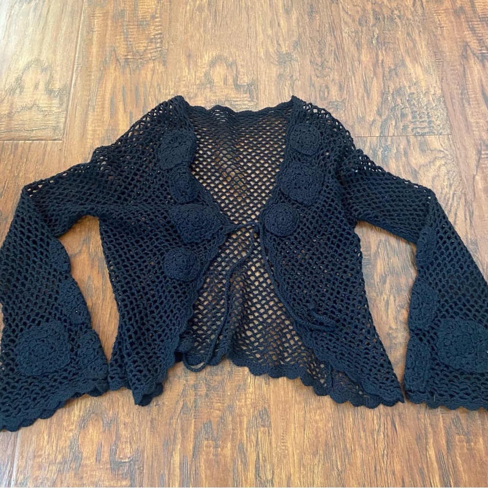 Vintage 90s y2k crochet floral knit cardigan outerwear.